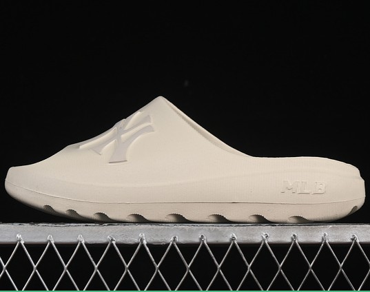 MLB Skipper Slide NEW YORK YANKEES Ivory 3ALPS0153-50IVS Sneakers