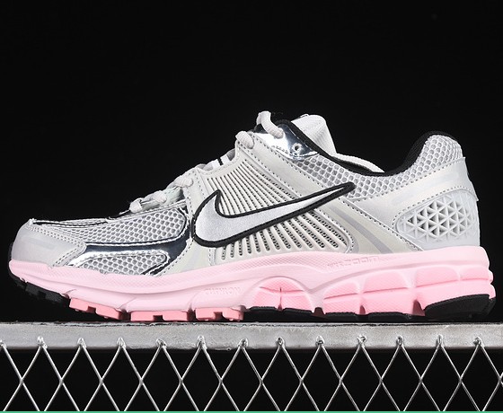 Nike Zoom Vomero 5 Photon Dust/ Pink Foam/ Medium Soft Pink/ Metallic Silver HF1877-001 Sneaker